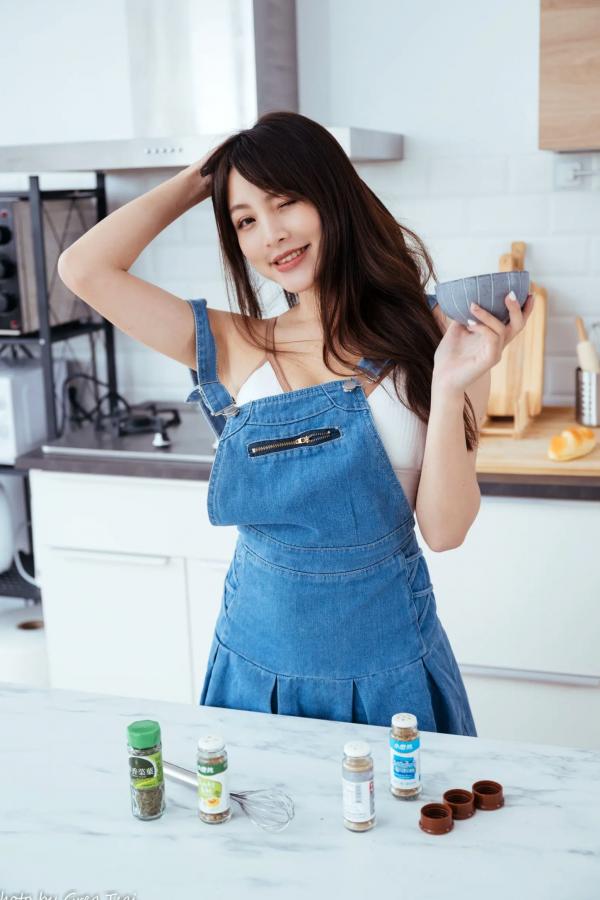 何洛沂   Ashley - 居家厨房牛仔裙俏皮清新生活随拍照 [104P]第102张图片
