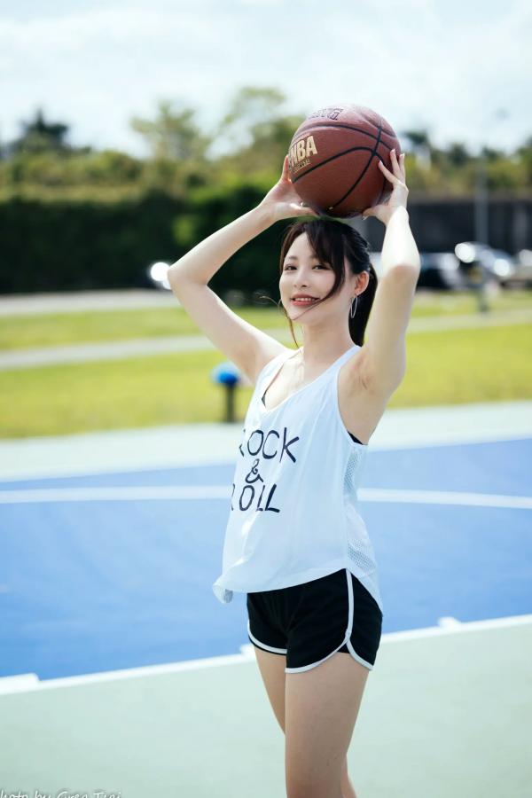何洛沂   Ashley运动风写真：篮球与滑板少女的夏日户外活力穿搭第2张图片