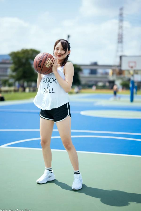 何洛沂   Ashley运动风写真：篮球与滑板少女的夏日户外活力穿搭第3张图片