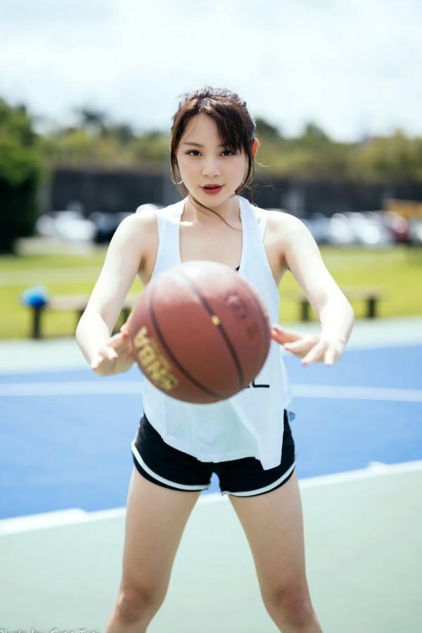 何洛沂   Ashley运动风写真：篮球与滑板少女的夏日户外活力穿搭第7张图片