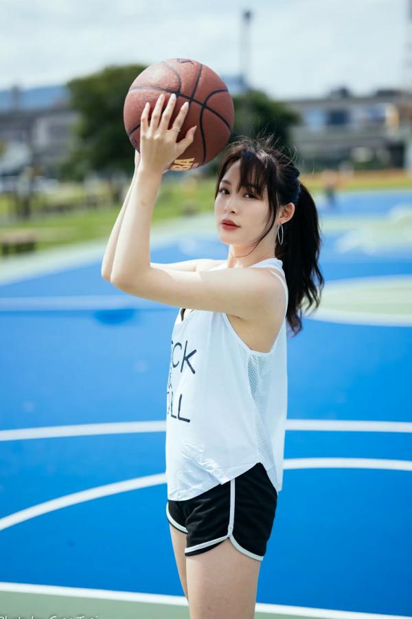 何洛沂   Ashley运动风写真：篮球与滑板少女的夏日户外活力穿搭第11张图片