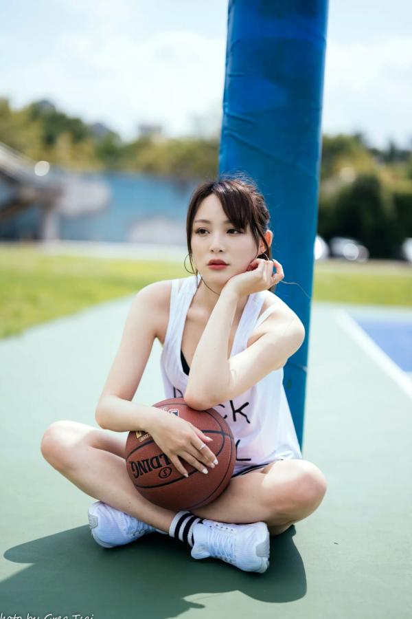何洛沂   Ashley运动风写真：篮球与滑板少女的夏日户外活力穿搭第12张图片