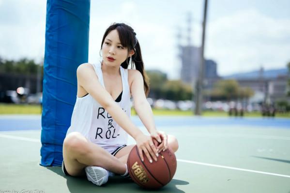 何洛沂   Ashley运动风写真：篮球与滑板少女的夏日户外活力穿搭第13张图片