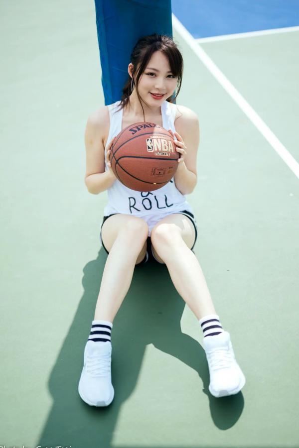 何洛沂   Ashley运动风写真：篮球与滑板少女的夏日户外活力穿搭第16张图片