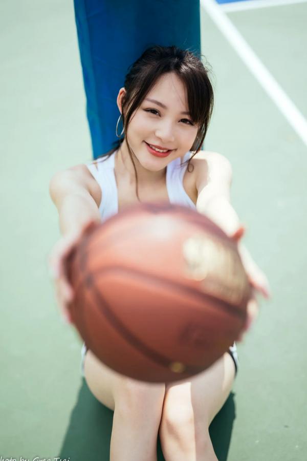 何洛沂   Ashley运动风写真：篮球与滑板少女的夏日户外活力穿搭第17张图片