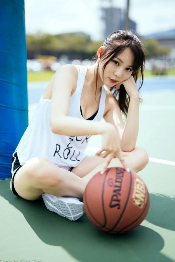 何洛沂   Ashley运动风写真：篮球与滑板少女的夏日户外活力穿搭第21张图片