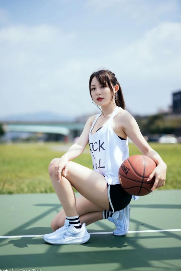 何洛沂   Ashley运动风写真：篮球与滑板少女的夏日户外活力穿搭第22张图片