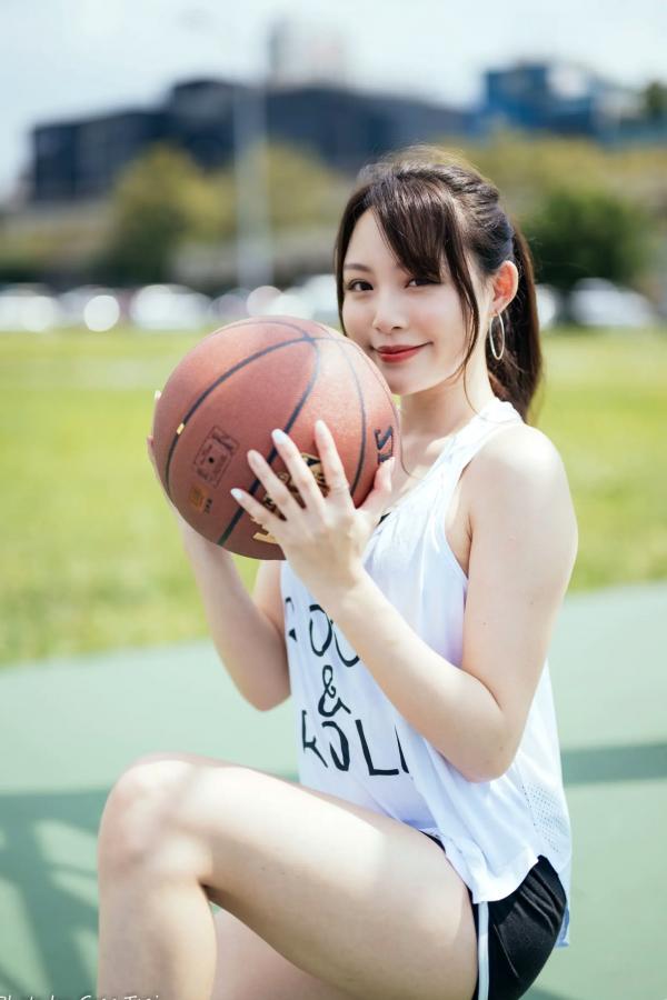 何洛沂   Ashley运动风写真：篮球与滑板少女的夏日户外活力穿搭第23张图片