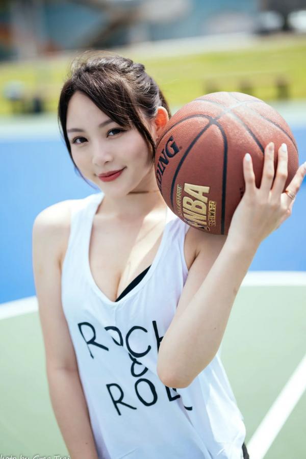 何洛沂   Ashley运动风写真：篮球与滑板少女的夏日户外活力穿搭第27张图片