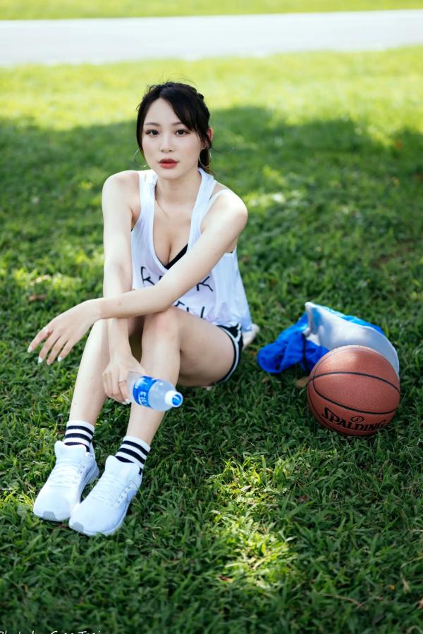 何洛沂   Ashley运动风写真：篮球与滑板少女的夏日户外活力穿搭第28张图片