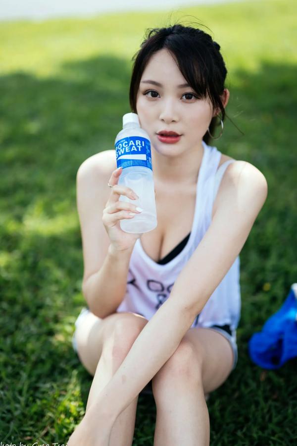 何洛沂   Ashley运动风写真：篮球与滑板少女的夏日户外活力穿搭第29张图片