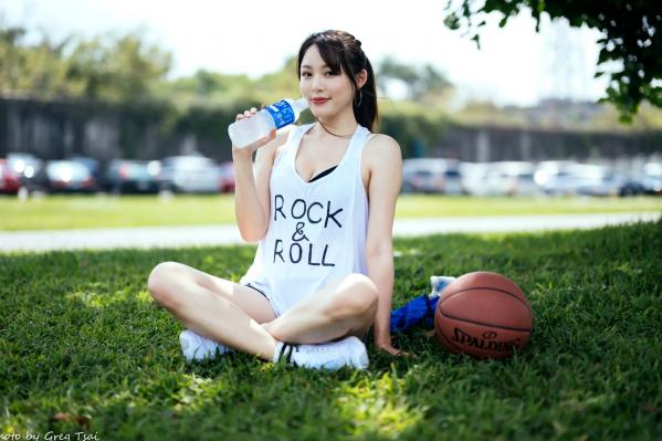 何洛沂   Ashley运动风写真：篮球与滑板少女的夏日户外活力穿搭第31张图片
