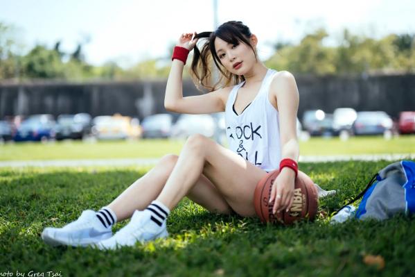 何洛沂   Ashley运动风写真：篮球与滑板少女的夏日户外活力穿搭第37张图片