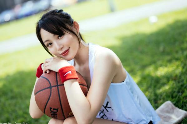 何洛沂   Ashley运动风写真：篮球与滑板少女的夏日户外活力穿搭第40张图片