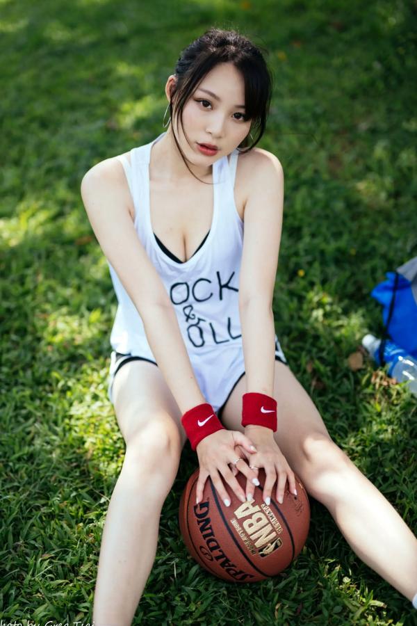 何洛沂   Ashley运动风写真：篮球与滑板少女的夏日户外活力穿搭第41张图片