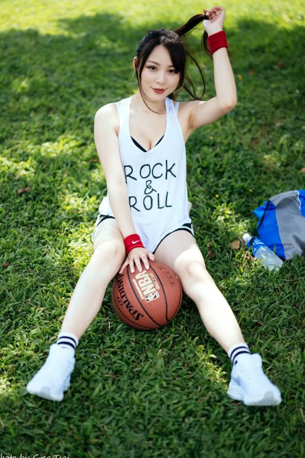 何洛沂   Ashley运动风写真：篮球与滑板少女的夏日户外活力穿搭第42张图片
