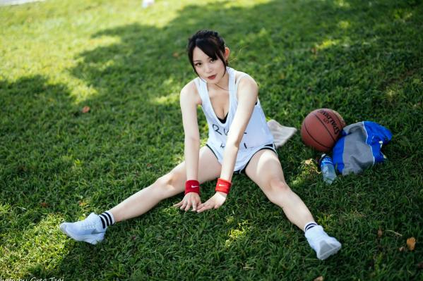 何洛沂   Ashley运动风写真：篮球与滑板少女的夏日户外活力穿搭第44张图片
