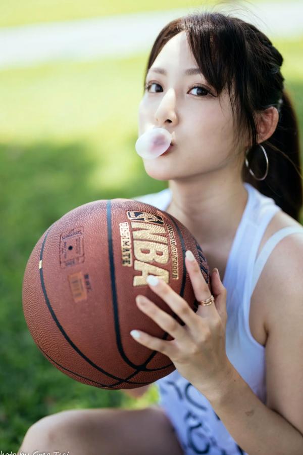 何洛沂   Ashley运动风写真：篮球与滑板少女的夏日户外活力穿搭第46张图片