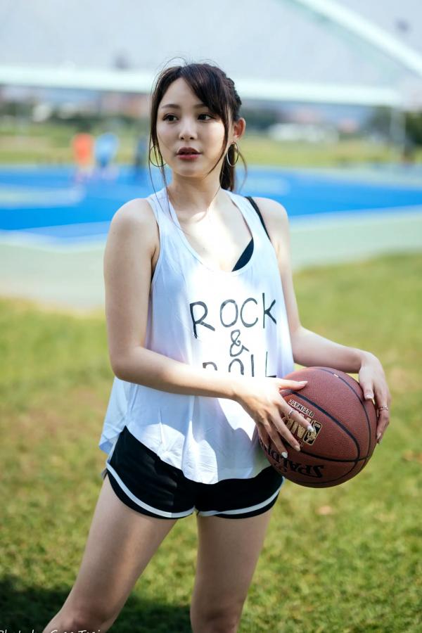 何洛沂   Ashley运动风写真：篮球与滑板少女的夏日户外活力穿搭第48张图片