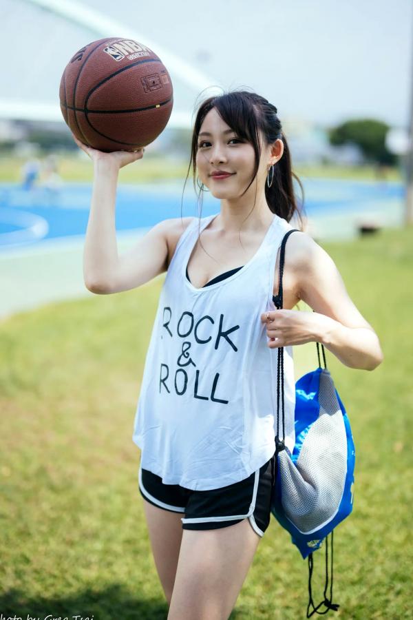 何洛沂   Ashley运动风写真：篮球与滑板少女的夏日户外活力穿搭第49张图片