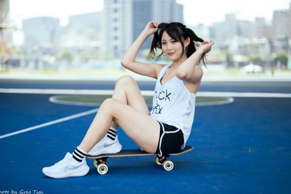 何洛沂   Ashley运动风写真：篮球与滑板少女的夏日户外活力穿搭第50张图片