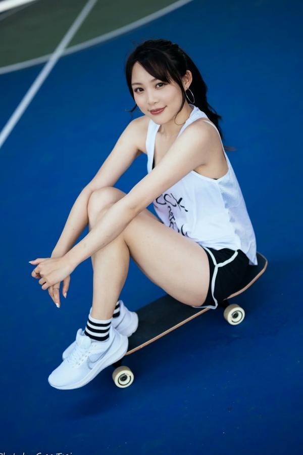 何洛沂   Ashley运动风写真：篮球与滑板少女的夏日户外活力穿搭第51张图片