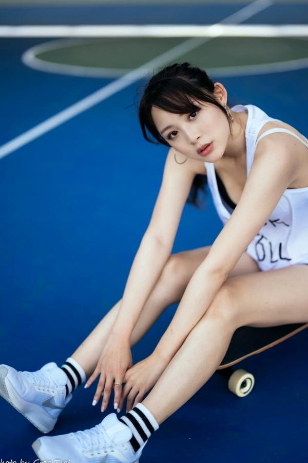 何洛沂   Ashley运动风写真：篮球与滑板少女的夏日户外活力穿搭第52张图片