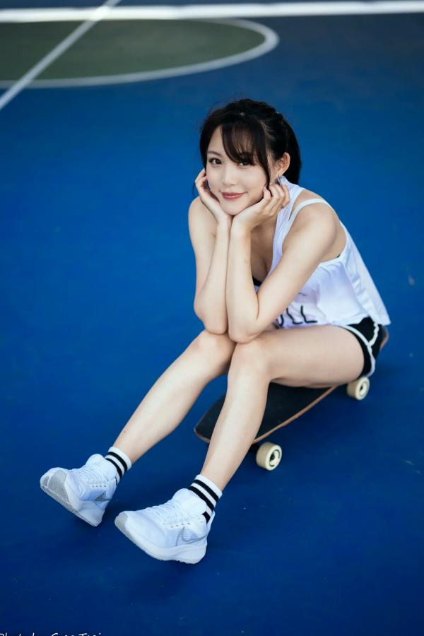 何洛沂   Ashley运动风写真：篮球与滑板少女的夏日户外活力穿搭第53张图片