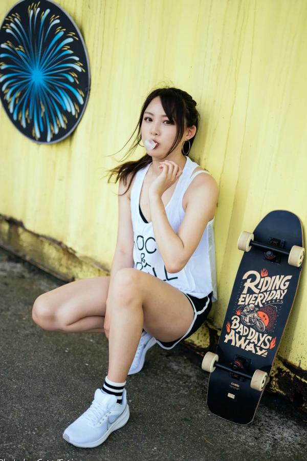 何洛沂   Ashley运动风写真：篮球与滑板少女的夏日户外活力穿搭第58张图片