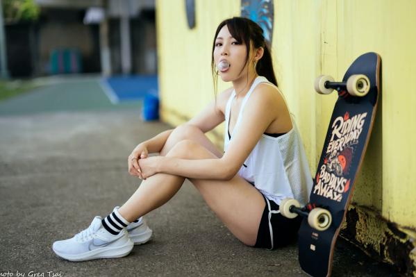 何洛沂   Ashley运动风写真：篮球与滑板少女的夏日户外活力穿搭第68张图片