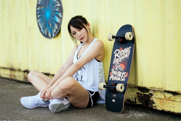 何洛沂   Ashley运动风写真：篮球与滑板少女的夏日户外活力穿搭第69张图片