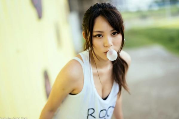 何洛沂   Ashley运动风写真：篮球与滑板少女的夏日户外活力穿搭第72张图片