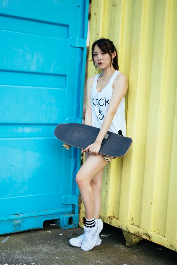 何洛沂   Ashley运动风写真：篮球与滑板少女的夏日户外活力穿搭第76张图片