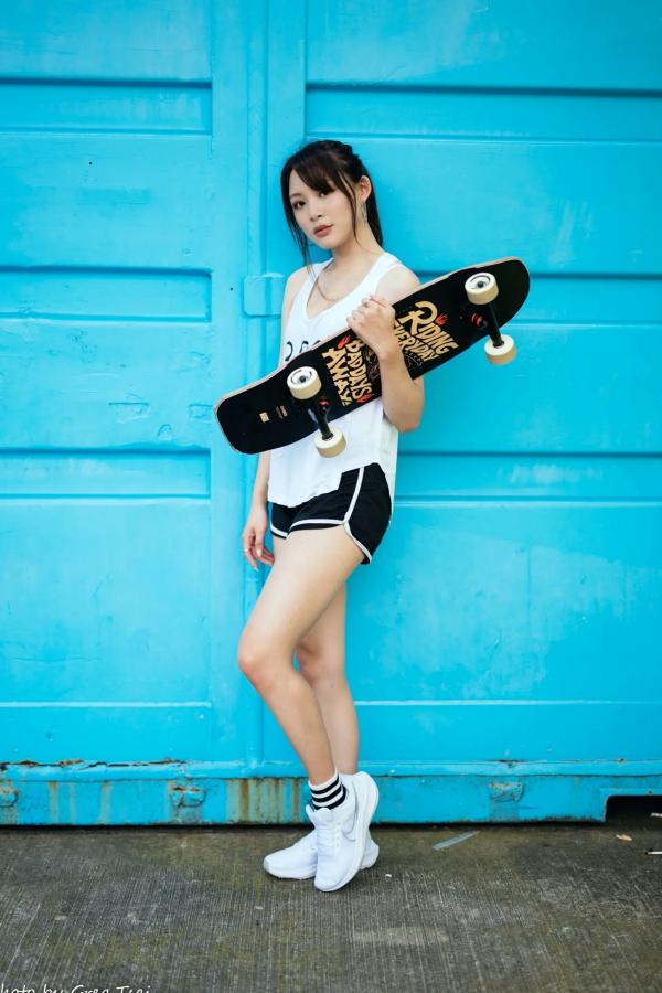 何洛沂   Ashley运动风写真：篮球与滑板少女的夏日户外活力穿搭第78张图片