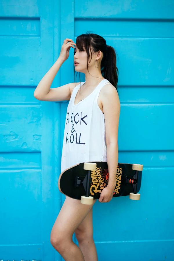 何洛沂   Ashley运动风写真：篮球与滑板少女的夏日户外活力穿搭第79张图片