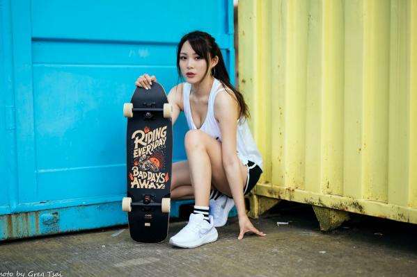 何洛沂   Ashley运动风写真：篮球与滑板少女的夏日户外活力穿搭第80张图片