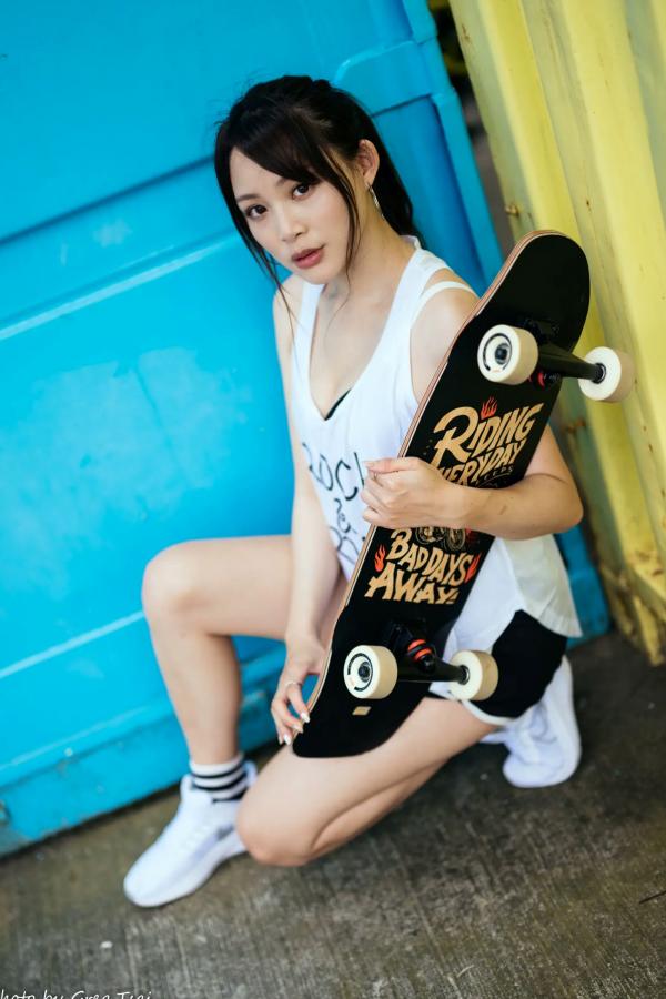 何洛沂   Ashley运动风写真：篮球与滑板少女的夏日户外活力穿搭第81张图片
