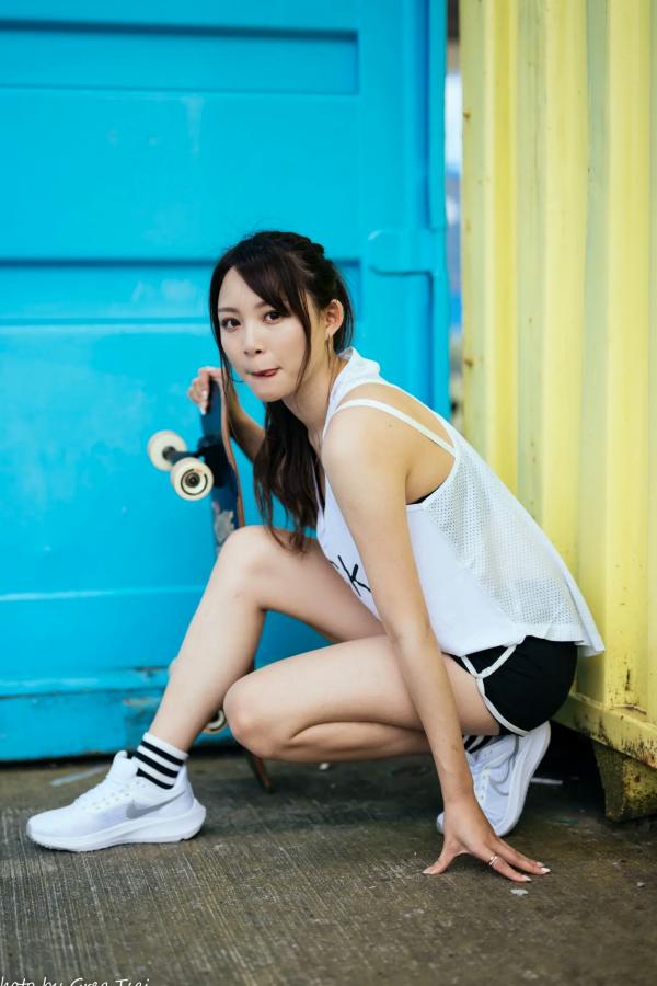 何洛沂   Ashley运动风写真：篮球与滑板少女的夏日户外活力穿搭第84张图片