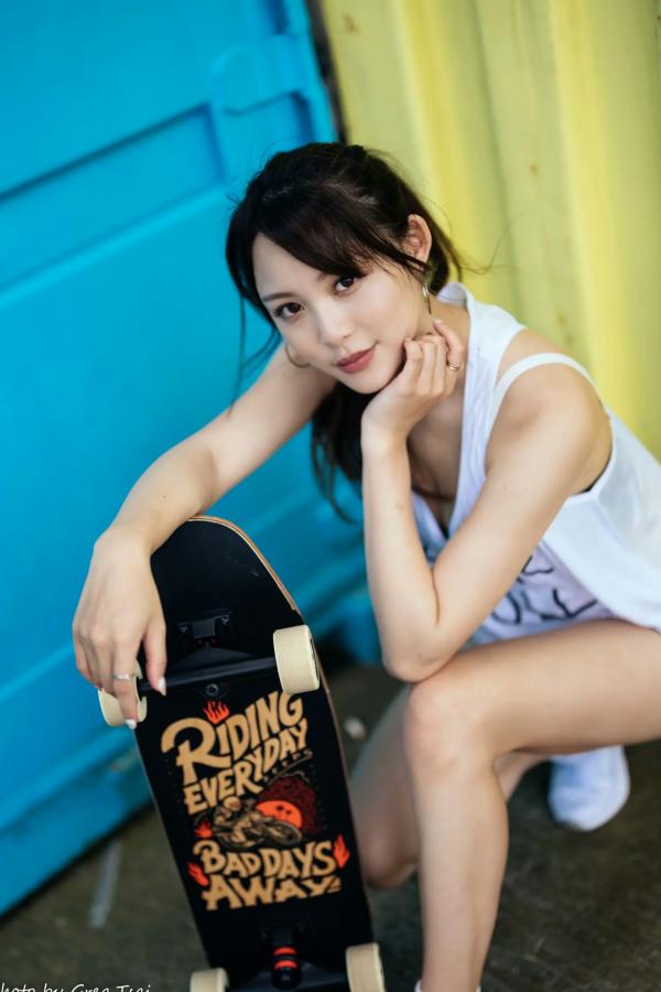 何洛沂   Ashley运动风写真：篮球与滑板少女的夏日户外活力穿搭第85张图片