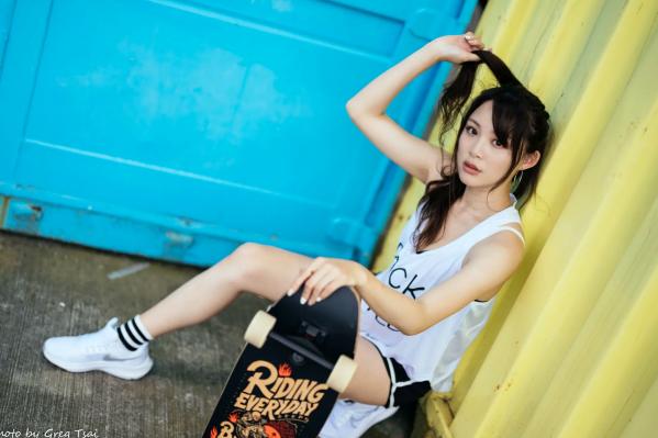 何洛沂   Ashley运动风写真：篮球与滑板少女的夏日户外活力穿搭第87张图片