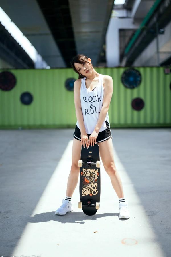 何洛沂   Ashley运动风写真：篮球与滑板少女的夏日户外活力穿搭第88张图片