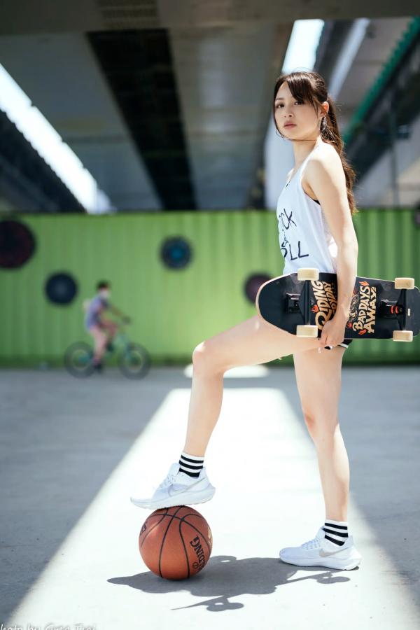 何洛沂   Ashley运动风写真：篮球与滑板少女的夏日户外活力穿搭第89张图片