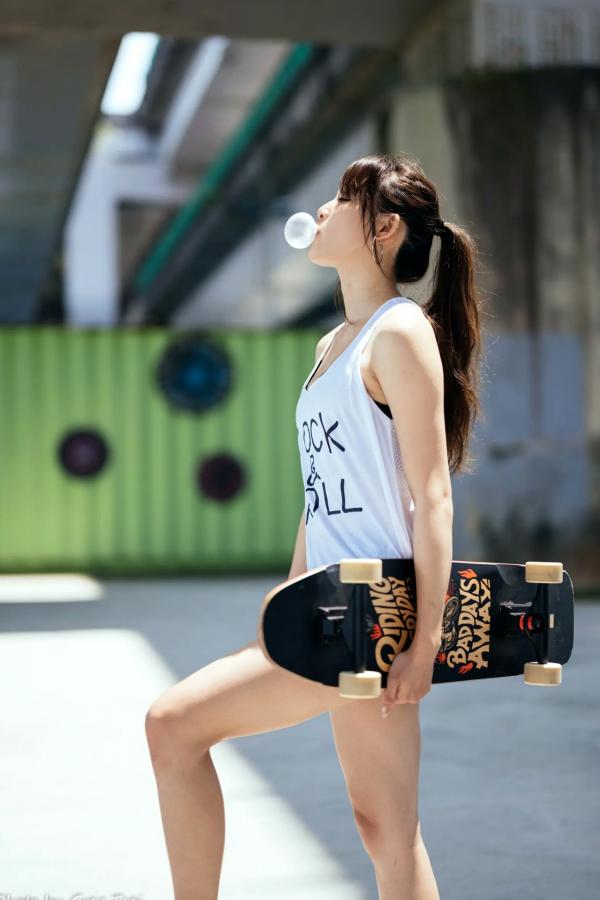 何洛沂   Ashley运动风写真：篮球与滑板少女的夏日户外活力穿搭第90张图片