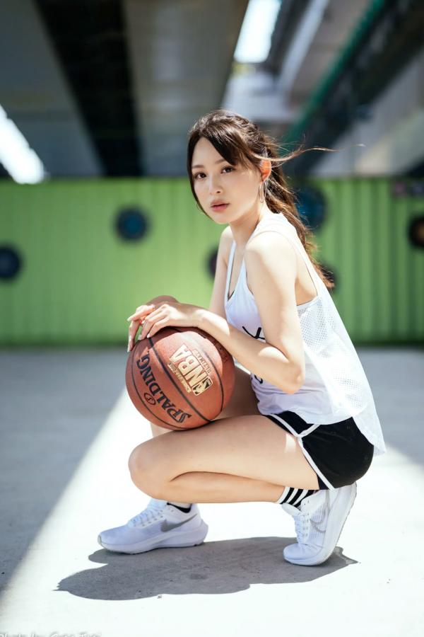 何洛沂   Ashley运动风写真：篮球与滑板少女的夏日户外活力穿搭第93张图片