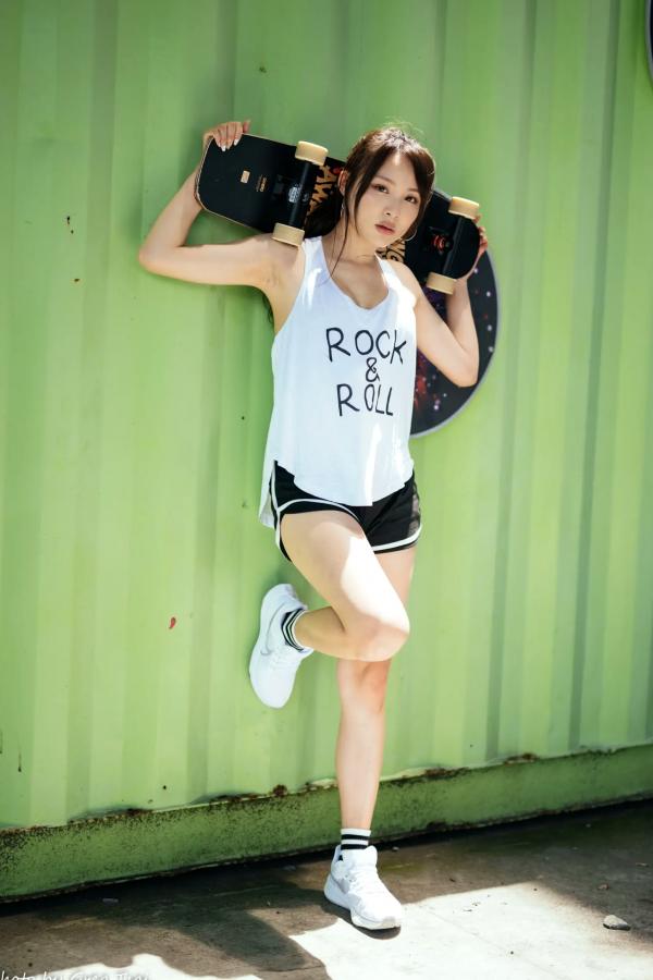 何洛沂   Ashley运动风写真：篮球与滑板少女的夏日户外活力穿搭第94张图片