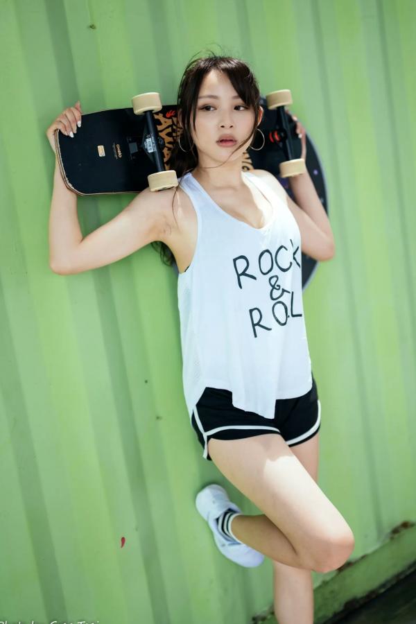 何洛沂   Ashley运动风写真：篮球与滑板少女的夏日户外活力穿搭第95张图片