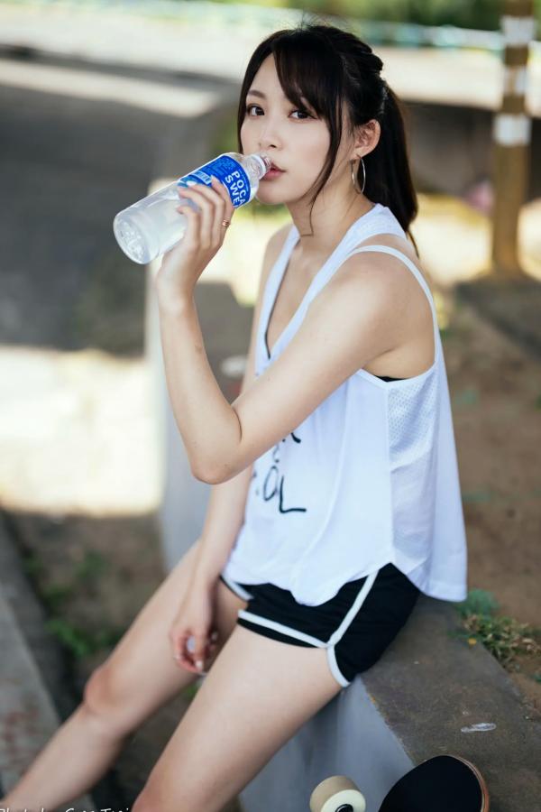 何洛沂   Ashley运动风写真：篮球与滑板少女的夏日户外活力穿搭第99张图片