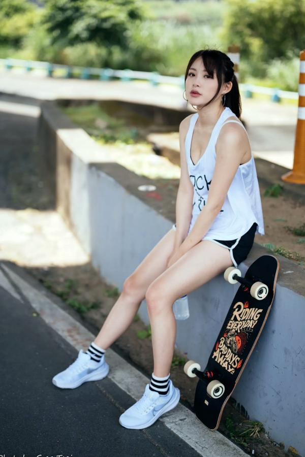 何洛沂   Ashley运动风写真：篮球与滑板少女的夏日户外活力穿搭第100张图片
