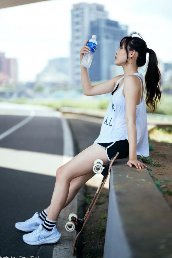 何洛沂   Ashley运动风写真：篮球与滑板少女的夏日户外活力穿搭第101张图片