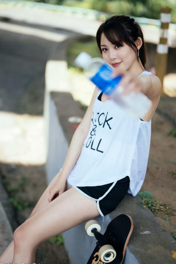 何洛沂   Ashley运动风写真：篮球与滑板少女的夏日户外活力穿搭第102张图片